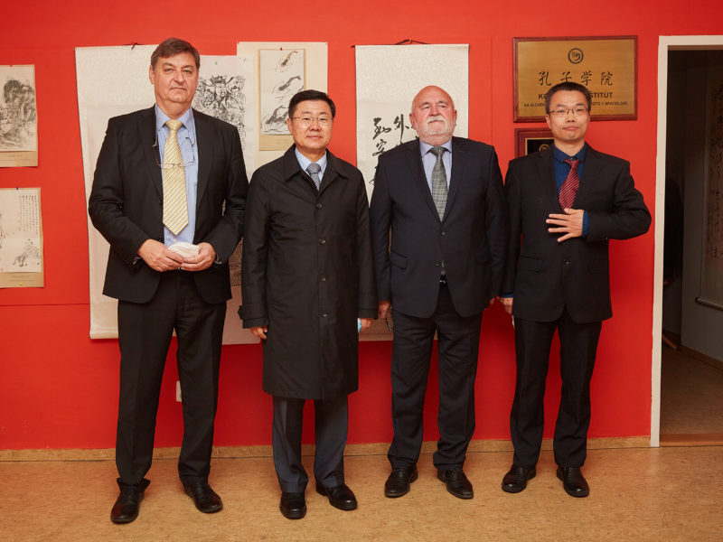 Stretnutie čínskeho vyľvyslana v SR, J.E. Sun Lijie, s rektorom Slovenskej technickej univerzity (STU), p.  Oliverom Moravčíkom a pracovníkmi Konfuciovho inštitútu v Bratislave (KIB).